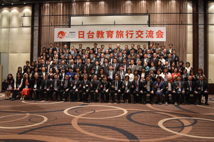 台湾側教育関係者ら記念撮影