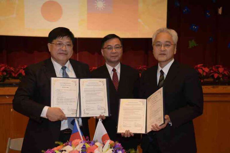 教育組長林世英見證國立中興大學附屬臺中高農及日本流山高等學園簽署締結姊妹校協定