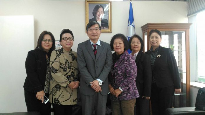 照片:駐那霸辦事處蘇啟誠處長(左3)與中琉婦女交流會琉球分會張本百合子會長(右3)暨該會幹部合影。