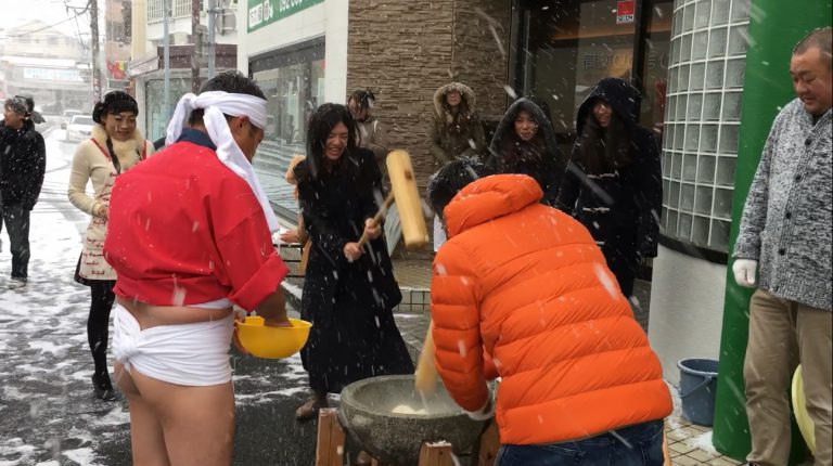 雪の中の「お餅つき」を楽しんだＩＴＩ研修生