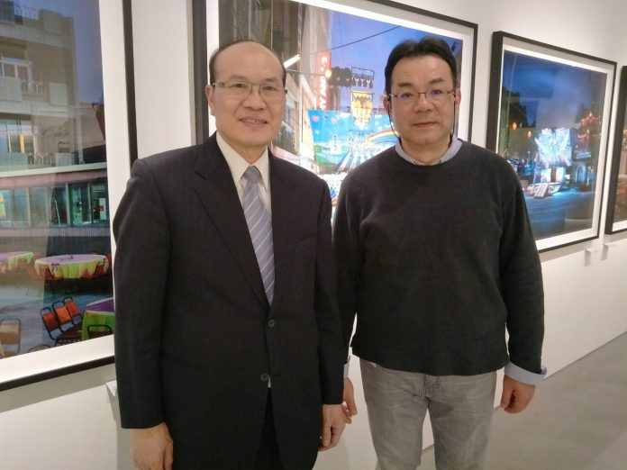 駐日本代表處台灣文化中心主任朱文清(左)台灣攝影家沈昭良(右)