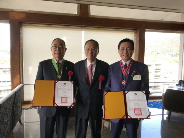 右起 王輝生博士 吳新興委員長 江口克彥先生