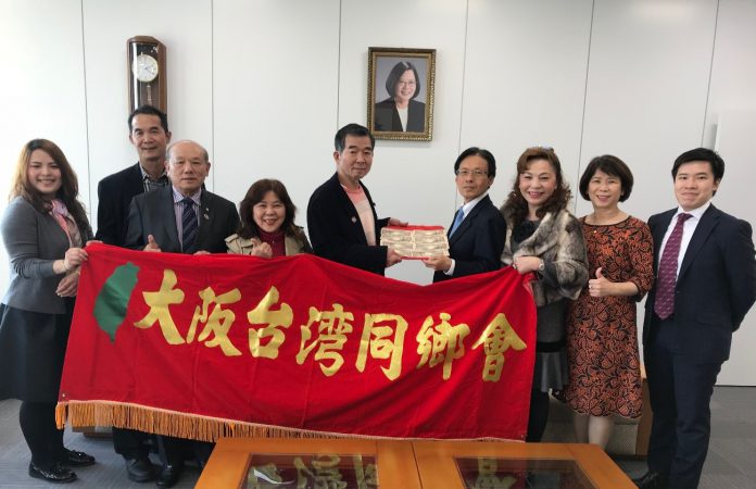 台北駐大阪經濟文化辦事處陳訓養處長(右四)與大阪台灣同鄉會會長王坤保(左五)及名譽會長謝美香(右三)等該會捐贈花蓮地震賑災款代表合影
