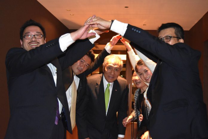 人間アーチで祝福される憑氏