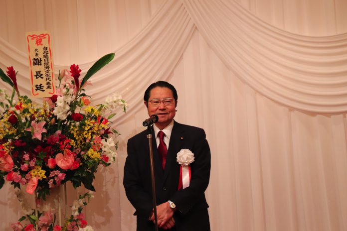 新会長就任の挨拶する衛藤征士郎氏