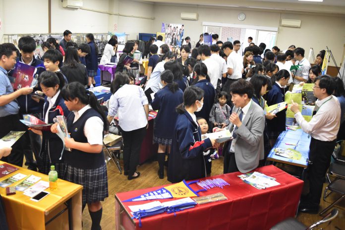 横浜中華学院で行われたフェアの様子 copy