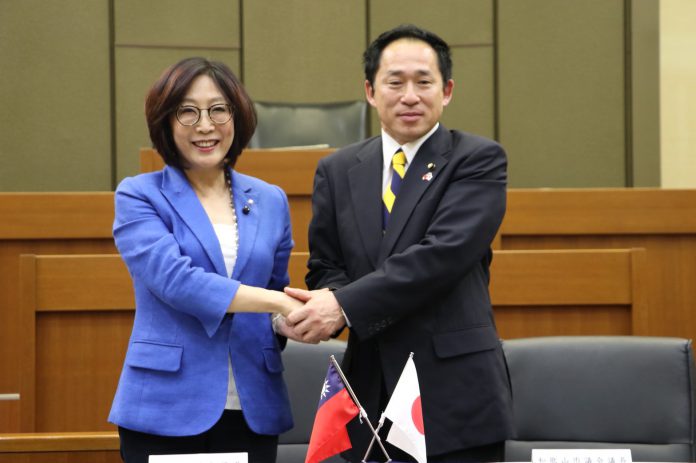 高雄市議會會長康裕成(左)與和歌山市議會議長古川祐典右合影。(高雄市議會提供)