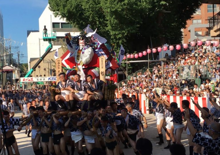 留学生が今年も元気いっぱいに博多の祭りに参加