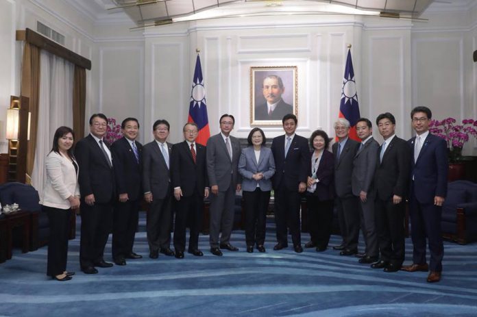 38860532_10155307260796065_4303687140467802112_n