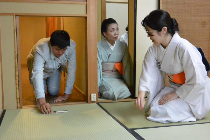 大阪中華學校邀請台東大學師生前往日本裏千家茶道老師浜田宗富體驗茶道。