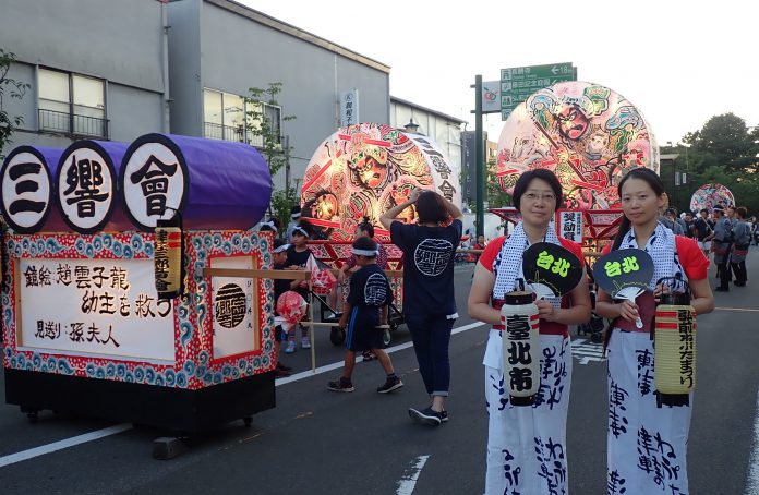 觀傳局蕭君杰主秘及市府工作人員穿著祭典浴衣,手持印有臺北字樣的扇子、燈籠參加睡魔祭遊行。(觀傳局提供)