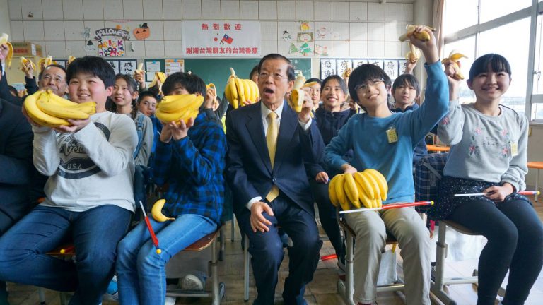 謝長廷代表贈送台灣香蕉　大受日本小學生歡迎