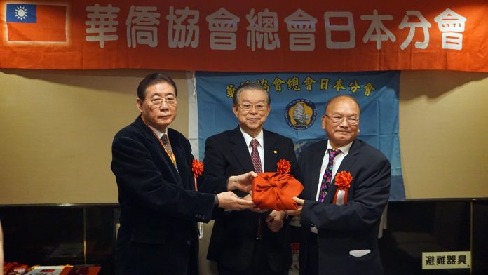 華僑協會總會日本分會舉辦會長交接儀式,由李懋鑌(右1)接棒