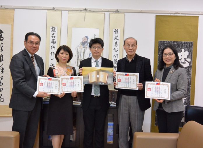 亞太經濟情報社與關西台商捐贈大阪中華學校電子書