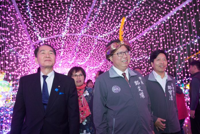 桃園市長鄭文燦與香川縣知事濱田惠造一同逛燈會
