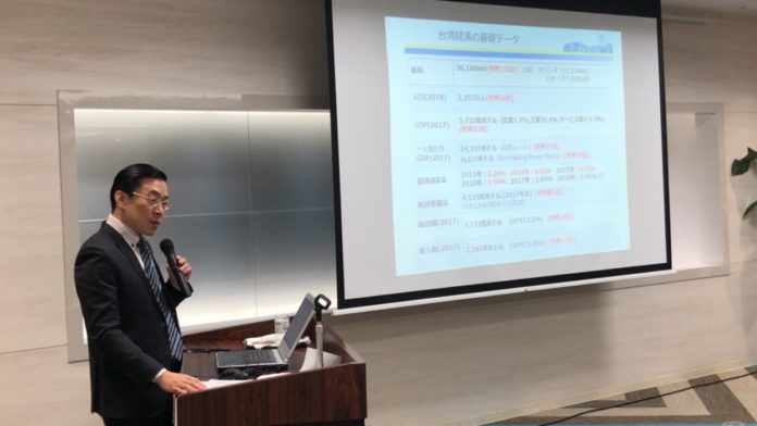 照片1:駐那霸辦事處范振國處長演講情形。