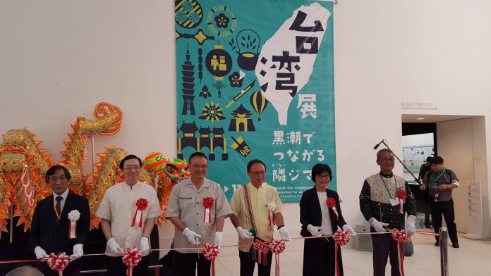 照片1:「台灣展」開幕剪綵儀式,剪綵來賓包括文化部蕭宗煌政務次長(左3)、駐那霸辦事處范振國處長(左2)、沖繩縣玉城康裕知事(右3)、台灣文化中心王淑芳主任(右2)、琉球華僑總會張本光輝會長(右1)、沖繩博物館田名真之館長(左1)。