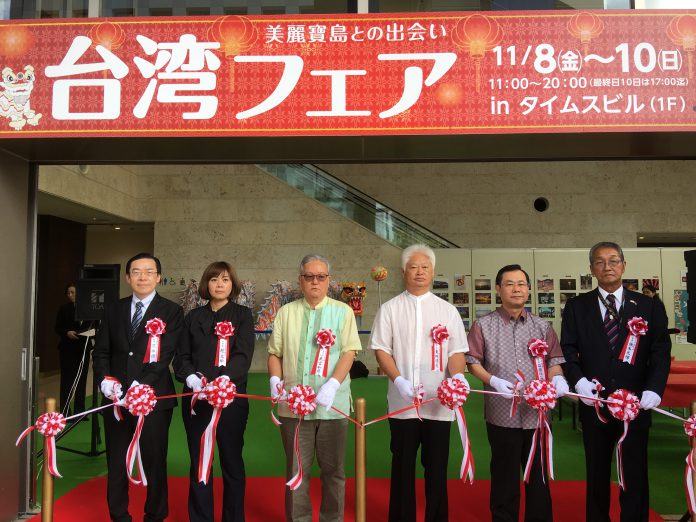 照片2:主辦單位琉球台灣商工協會東鄉清龍會長(右3)、沖繩時報武富和彥社長(左3)及應邀出席來賓駐那霸辦事處范振國處長(左1)、琉球華僑總會張本光輝會長(右1)及那霸商工會議所會長石嶺伝一郎(右2)等進行開幕剪綵。