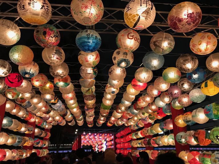 台南廟埕特色燈籠　照亮大阪夜空
