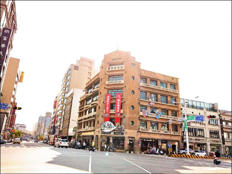 「ハヤシ百貨店」創業88年の祝賀パレードが開催