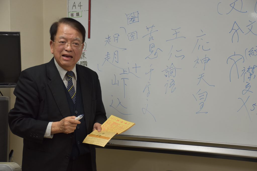 张明辉也在现场示范以一句北京话,一句台湾话吟诵千字文,让