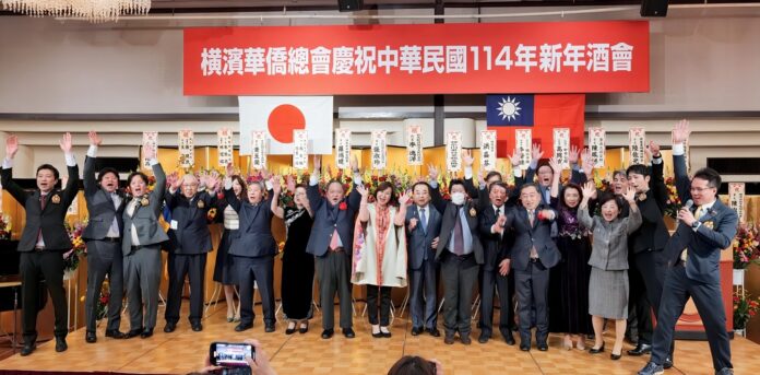 張處長與許耀庚會長等高呼中華民國萬歲