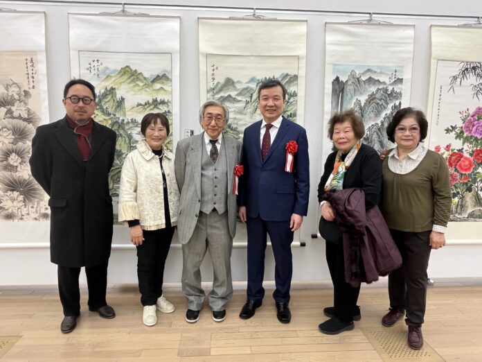 李逸洋大使(右3)與國際墨友會小林東雲會長(左3)、中山玉惠醫師(左2)及台灣文化中心主任曾鈐龍(左1)在台灣展區合影合影