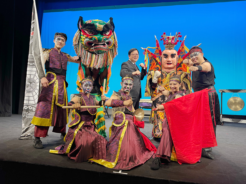 駐大阪辦事處洪英傑處長與表演者合影