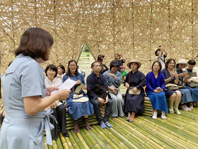 作者の奥様が作品の紹介をしている 作者の奥様が作品の紹介をしている