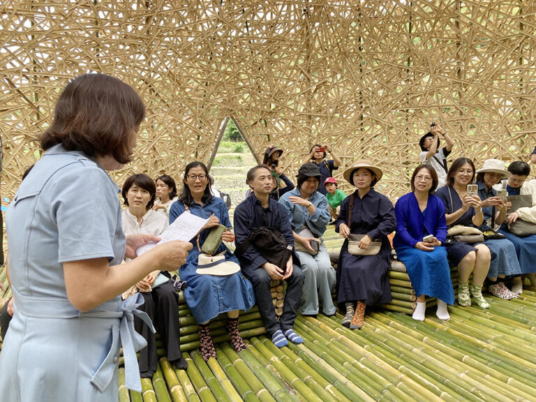 作者の奥様が作品の紹介をしている