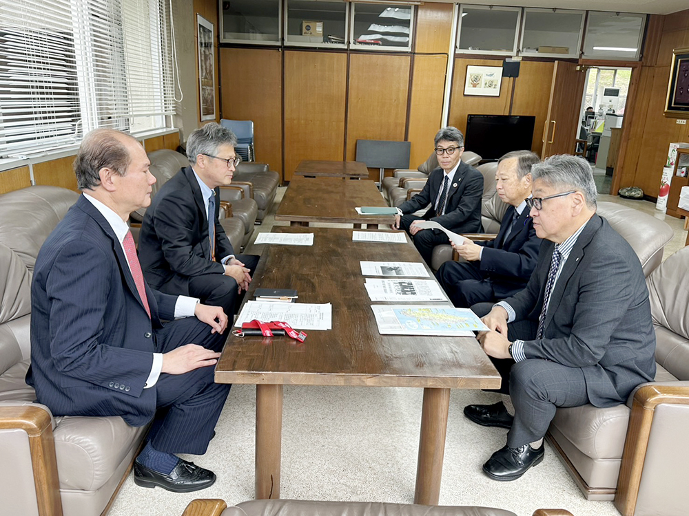 簽署後粘處長拜會遠藤町長．高山議長等人