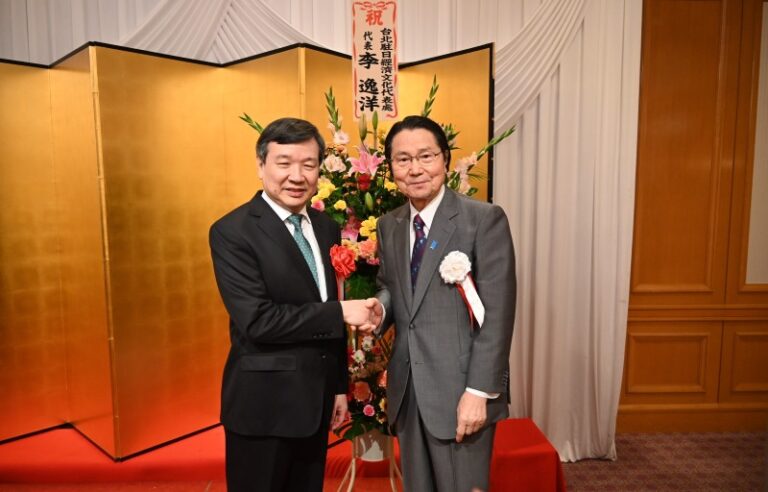 李逸洋・駐日代表（左）、衛藤征士郎・日本台湾親善協会会長（右）（写真提供：代表処）