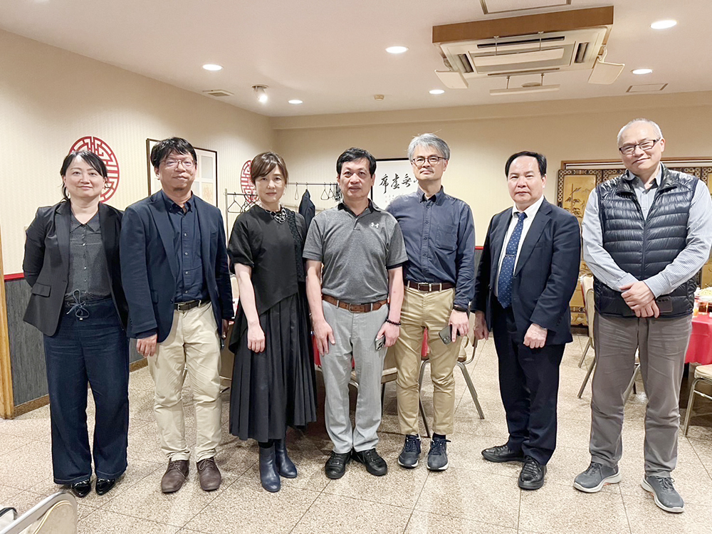 中間（右4）是新上任陳福士會長