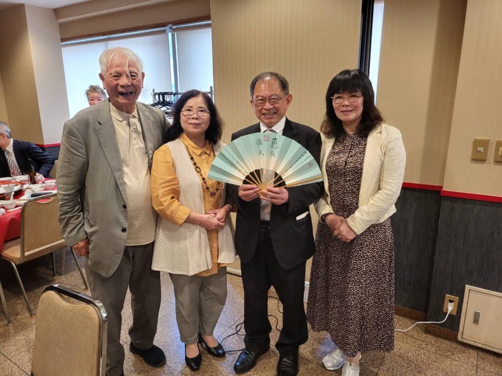 前會長周子秋(左1)贈吉永會長「惠及僑民」