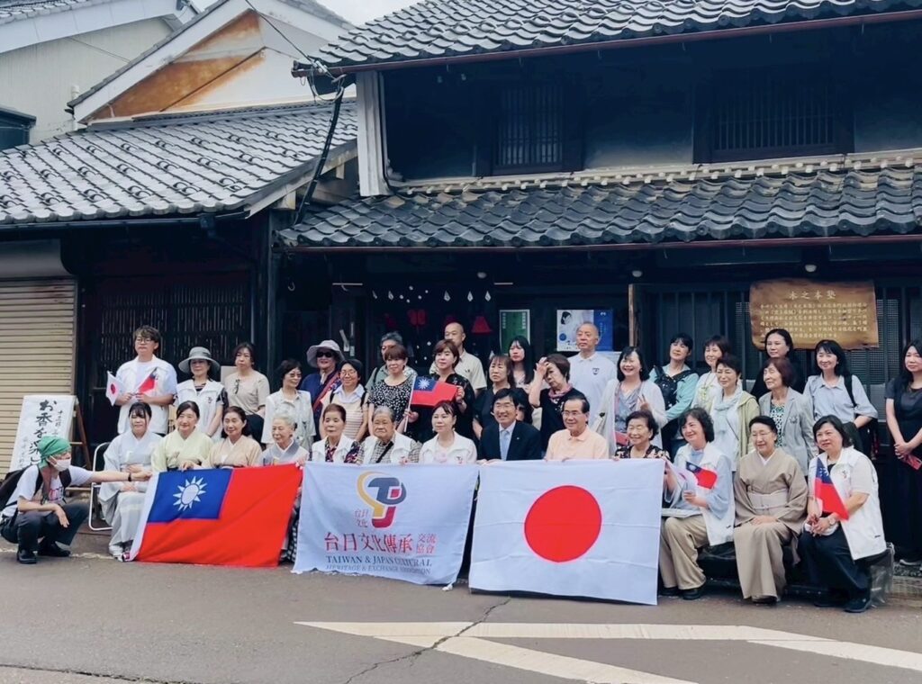 全體合照。左七會長正田千媛；右六長浜市長浅見宣義；右五長浜虎姬診療所院長廣田光前醫師