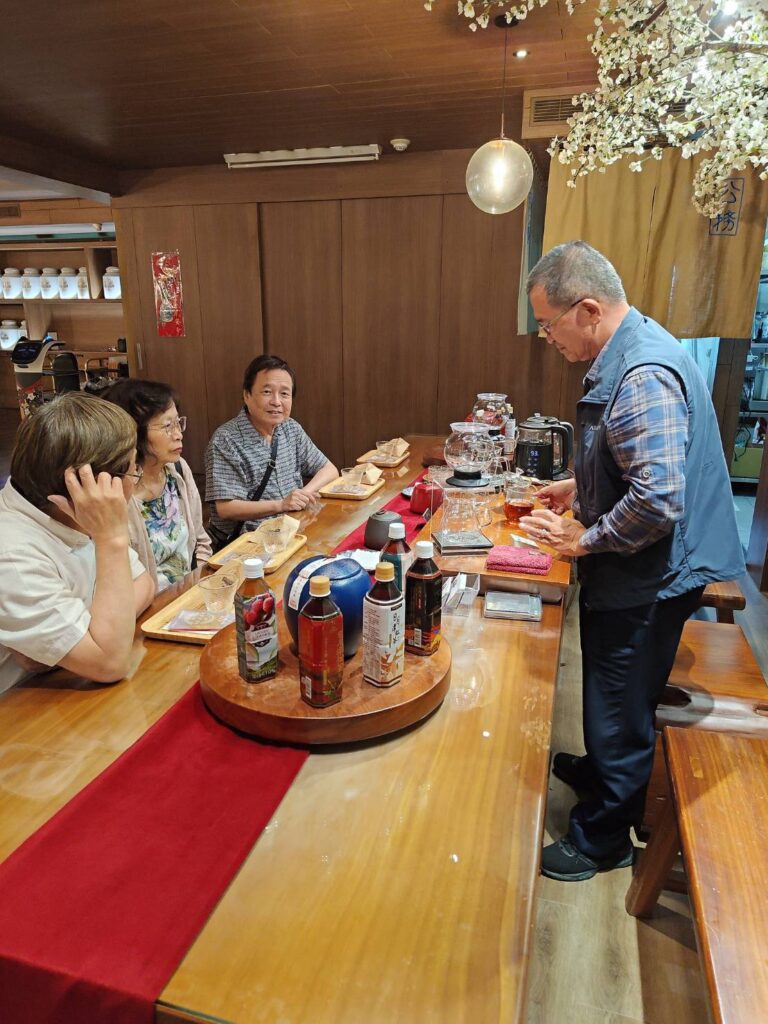 王坤連總經理が茶の淹れ方文化について解説する