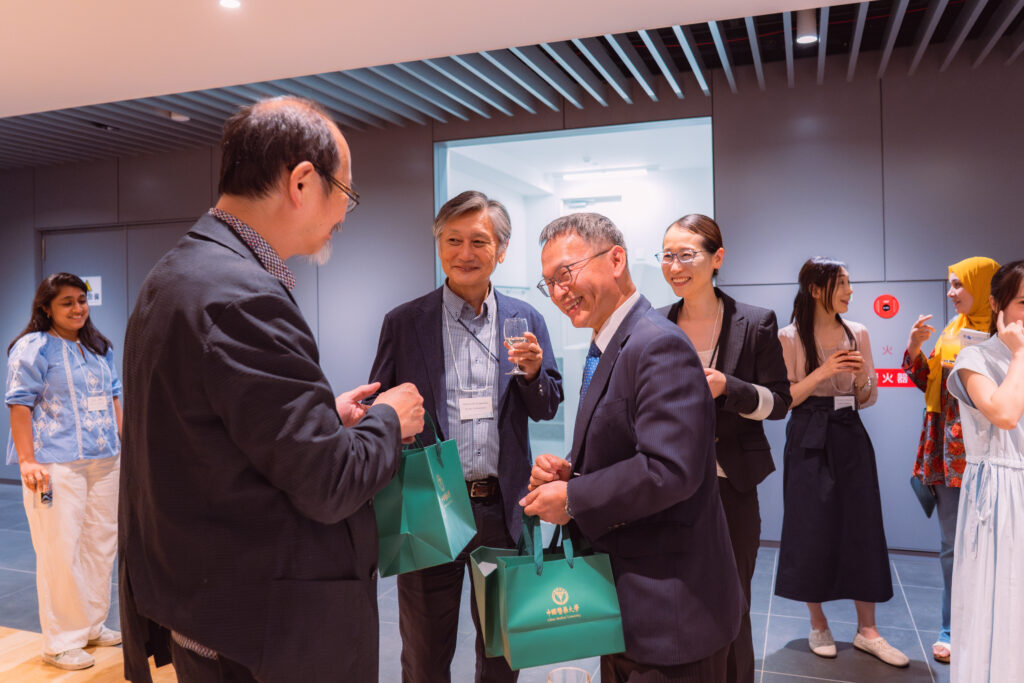 双方の教授が記念品を交換し、連携と交流の象徴としました