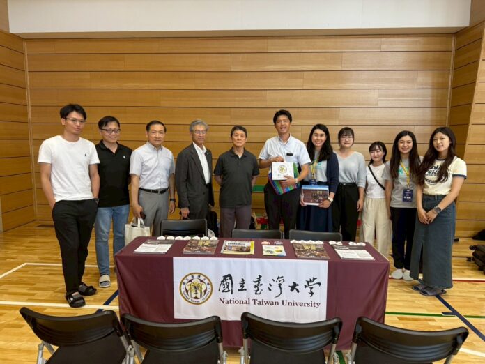 國立臺灣大學合影 羅鴻健學院理事長(左五)、畢業校友及學生合影