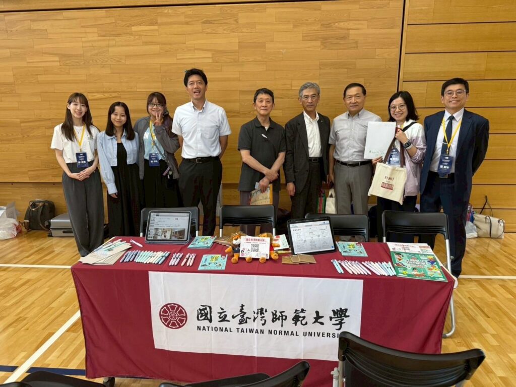 杜文劍校長（左から4番目）、馮彥国秘書長（右から3番目）と台湾師範大学の集合写真