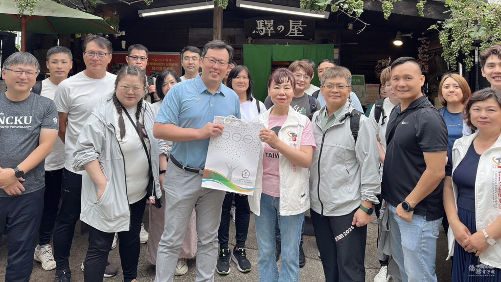 體育署與臺日文化傳承交流協會合照，圖為鄭士忠署長(前排左3)、會長正田千媛(前排右４)