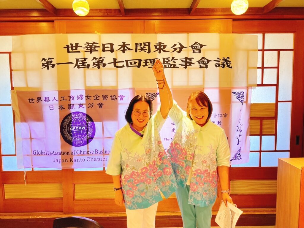 新會長黃碧霞 (左) 與右現任會長鄭玉蘭 (右)