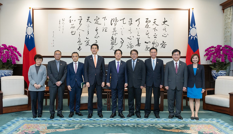 頼清徳総統と衆議院議員の小林鷹之紀念合影