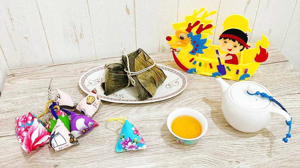 陳洳豔老師介紹粽子、香包與立蛋等端午習俗的由來與象徵意義