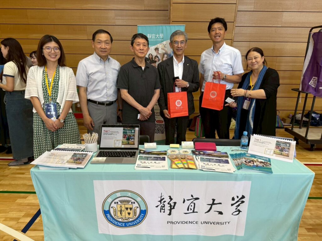 馮彥國秘書長 (左三) 與國立臺灣大學合影