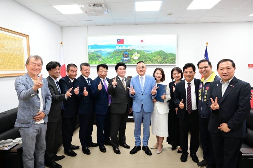 訪問団と新竹県宝山郷訪問郷長邱振瑋（左六）新竹市議員陳啟源（左二）写真（日本国際交流協会提供）