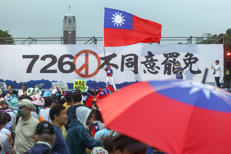 25日晚間，國民黨於凱道前舉行「不同意罷免」選前之夜造勢大會。(圖片取自中央社)