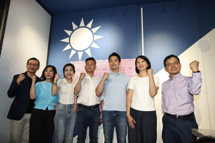 台北市長蔣萬安(右3)、議長戴錫欽(左4)率立委羅智強(左起)、李彥秀、徐巧芯及賴士葆(右起)、王鴻葳，感謝選民支持(圖片取自中央社)