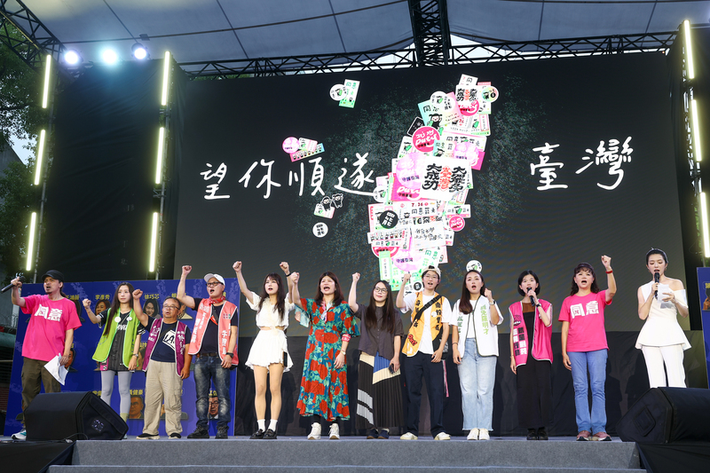 大罷免投票於7月26日下午4時起開票，反共護台志工聯盟登台向支持者致意(圖片取自中央社)