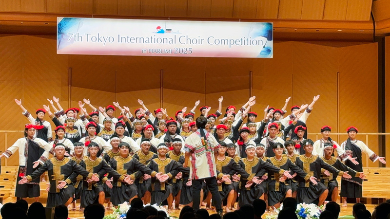 第7屆東京國際合唱大賽25日至27日舉辦，27日的民謠組比賽共有8支隊伍參加，3支來自台灣，其中尼布恩合唱團的演唱感動全場。(圖片取自中央社)