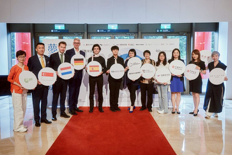 集合写真（左から右へ）：台北ゲーテ学院文化芸術活動部／陳欣蕊、シンガポール駐台北経済文化代表処代表／葉偉傑、オランダ台湾代表部代理代表／Mr. Matthijs van der Hoorn、ドイツ台湾協会行政事務局長／Mr. Johannes HARMS、NSYOヴィオラ団員／París Cabezudo Alejandro、NSYOピアノ団員／鄭勝豪、NSO（国家交響楽団）執行長／郭玟